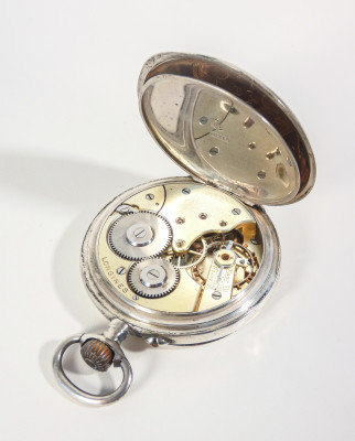 Orologio da tasca LONGINES con cassa in argento 800 su espositore a scrigno in porcellana e biscuit. Primo Novecento