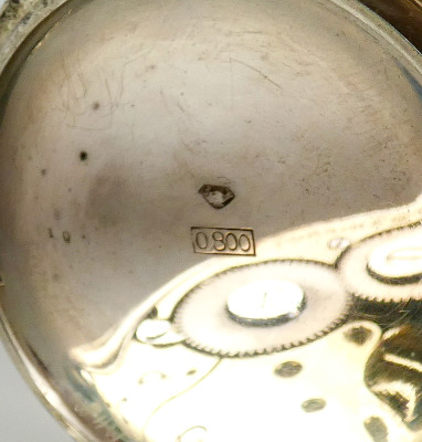 Orologio da tasca LONGINES con cassa in argento 800 su espositore a scrigno in porcellana e biscuit. Primo Novecento