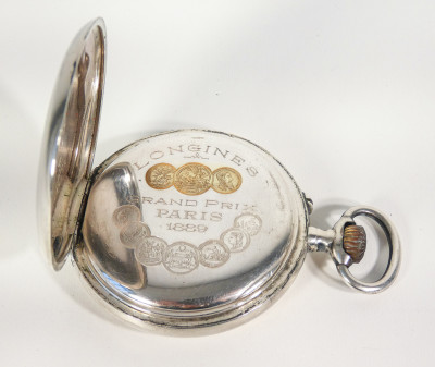 Orologio da tasca LONGINES con cassa in argento 800 su espositore a scrigno in porcellana e biscuit. Primo Novecento