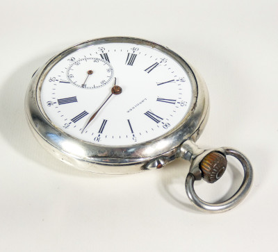 Orologio da tasca LONGINES con cassa in argento 800 su espositore a scrigno in porcellana e biscuit. Primo Novecento