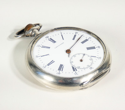 Orologio da tasca LONGINES con cassa in argento 800 su espositore a scrigno in porcellana e biscuit. Primo Novecento