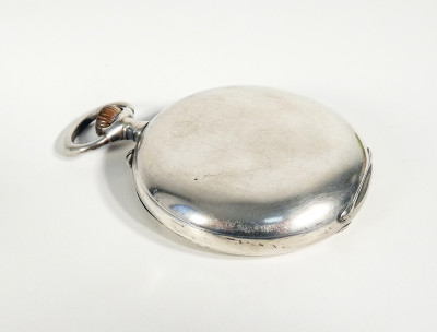 Orologio da tasca LONGINES con cassa in argento 800 su espositore a scrigno in porcellana e biscuit. Primo Novecento