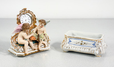 Orologio da tasca LONGINES con cassa in argento 800 su espositore a scrigno in porcellana e biscuit. Primo Novecento