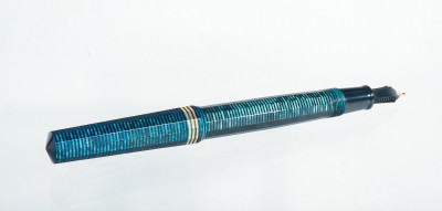 Penna stilografica ANCORA serie Da-Ma in celluloide anellata e finiture in metallo laminato in oro. Italia, Anni 30