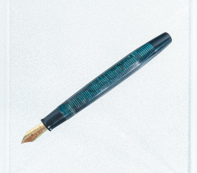 Penna stilografica ANCORA serie Da-Ma in celluloide anellata e finiture in metallo laminato in oro. Italia, Anni 30