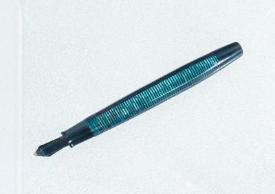 Penna stilografica ANCORA serie Da-Ma in celluloide anellata e finiture in metallo laminato in oro. Italia, Anni 30
