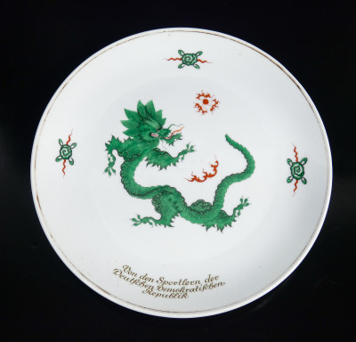 Piatto decorativo in porcellana di MEISSEN con serigrafia di Drago. Dedicato: Von den Sportlern der Deutschen Demokratischen Republik. Germania Est, Anni 60/70