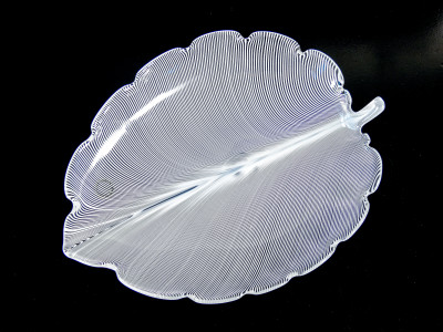 Piatto in vetro soffiato striato in bianco, design Tyra LUNDGREN per VENINI. Murano Italia, Anni 80