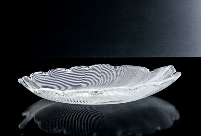 Piatto in vetro soffiato striato in bianco, design Tyra LUNDGREN per VENINI. Murano Italia, Anni 80