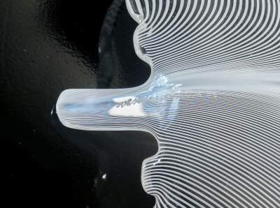 Piatto in vetro soffiato striato in bianco, design Tyra LUNDGREN per VENINI. Murano Italia, Anni 80