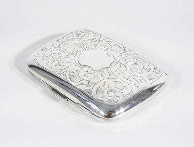 Portasigarette in argento sterling cesellato. Inghilterra, Anni 20