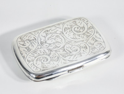 Portasigarette in argento sterling cesellato. Inghilterra, Anni 20