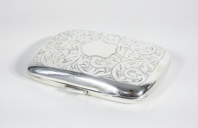 Portasigarette in argento sterling cesellato. Inghilterra, Anni 20