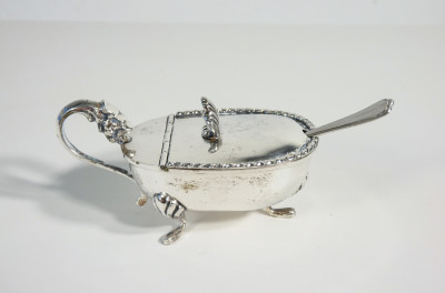 Saliera e pepiera da tavola in argento 800, con cucchiaini. Italia, Metà Novecento