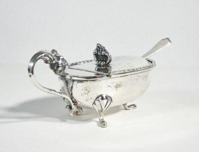 Saliera e pepiera da tavola in argento 800, con cucchiaini. Italia, Metà Novecento