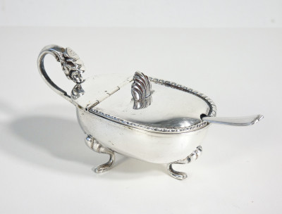 Saliera e pepiera da tavola in argento 800, con cucchiaini. Italia, Metà Novecento