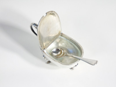 Saliera e pepiera da tavola in argento 800, con cucchiaini. Italia, Metà Novecento