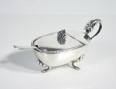 Saliera e pepiera da tavola in argento 800, con cucchiaini. Italia, Metà Novecento