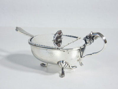 Saliera e pepiera da tavola in argento 800, con cucchiaini. Italia, Metà Novecento