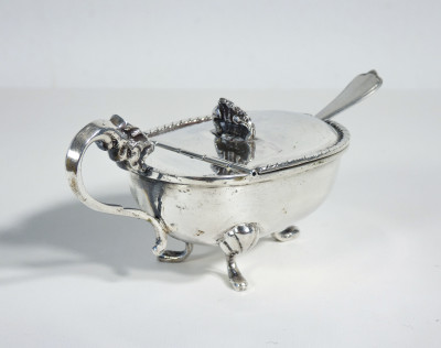 Saliera e pepiera da tavola in argento 800, con cucchiaini. Italia, Metà Novecento