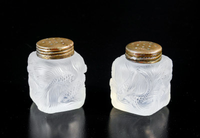 Saliera e pepiera in vetro, decorati a bassorilievo con figure di pesci, stile Lalique. Primissimo Novecento