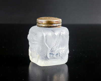 Saliera e pepiera in vetro, decorati a bassorilievo con figure di pesci, stile Lalique. Primissimo Novecento