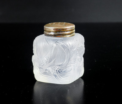 Saliera e pepiera in vetro, decorati a bassorilievo con figure di pesci, stile Lalique. Primissimo Novecento