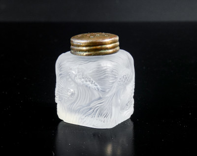 Saliera e pepiera in vetro, decorati a bassorilievo con figure di pesci, stile Lalique. Primissimo Novecento