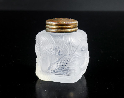 Saliera e pepiera in vetro, decorati a bassorilievo con figure di pesci, stile Lalique. Primissimo Novecento