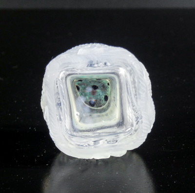 Saliera e pepiera in vetro, decorati a bassorilievo con figure di pesci, stile Lalique. Primissimo Novecento