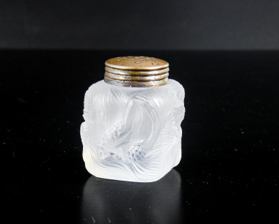 Saliera e pepiera in vetro, decorati a bassorilievo con figure di pesci, stile Lalique. Primissimo Novecento