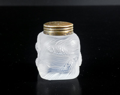 Saliera e pepiera in vetro, decorati a bassorilievo con figure di pesci, stile Lalique. Primissimo Novecento