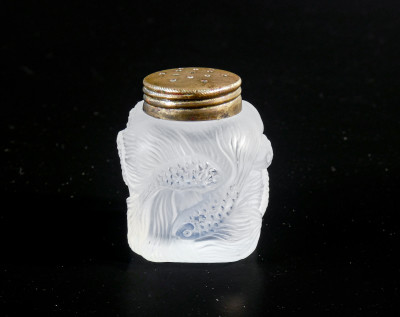 Saliera e pepiera in vetro, decorati a bassorilievo con figure di pesci, stile Lalique. Primissimo Novecento