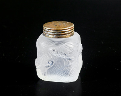 Saliera e pepiera in vetro, decorati a bassorilievo con figure di pesci, stile Lalique. Primissimo Novecento