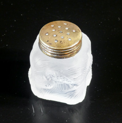 Saliera e pepiera in vetro, decorati a bassorilievo con figure di pesci, stile Lalique. Primissimo Novecento