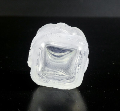 Saliera e pepiera in vetro, decorati a bassorilievo con figure di pesci, stile Lalique. Primissimo Novecento