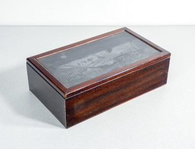 Scatola in legno con lastra litografica dellopera di Tino AIME Notturno sulla Langa, inserita nel coperchio. Italia, Anni 70
