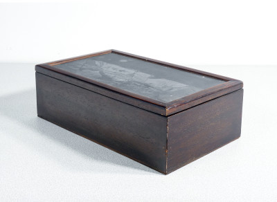 Scatola in legno con lastra litografica dell'opera di Tino AIME Notturno sulla Langa, inserita nel coperchio. Italia, Anni 70