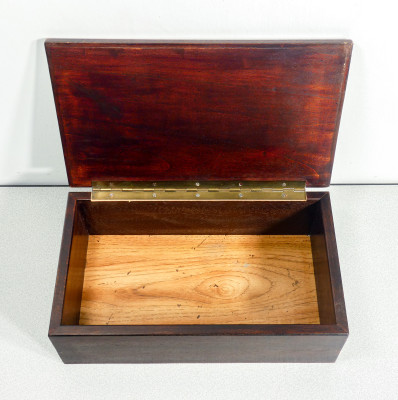 Scatola in legno con lastra litografica dell'opera di Tino AIME Notturno sulla Langa, inserita nel coperchio. Italia, Anni 70