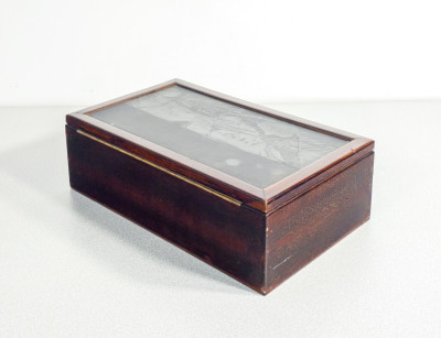 Scatola in legno con lastra litografica dell'opera di Tino AIME Notturno sulla Langa, inserita nel coperchio. Italia, Anni 70