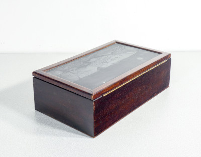 Scatola in legno con lastra litografica dell'opera di Tino AIME Notturno sulla Langa, inserita nel coperchio. Italia, Anni 70
