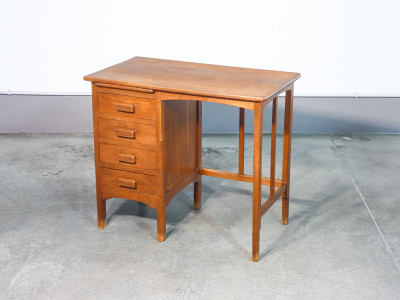Scrivania da dattilografo Art Decò in legno di rovere, con piano estraibile e quattro cassetti. Italia, Primo Novecento