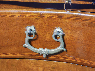 Scrivania Piemontese in noce intarsiato, con piano estraibile e cassetto frontale. Secondo Settecento