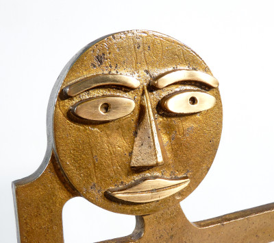 Scultura in bronzo di Mario MOLINARI. Figura con ruote e pistone. Italia, Anni 60/70
