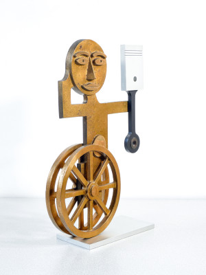 Scultura in bronzo di Mario MOLINARI. Figura con ruote e pistone. Italia, Anni 60/70
