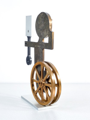 Scultura in bronzo di Mario MOLINARI. Figura con ruote e pistone. Italia, Anni 60/70
