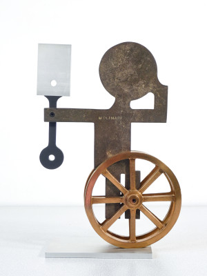 Scultura in bronzo di Mario MOLINARI. Figura con ruote e pistone. Italia, Anni 60/70