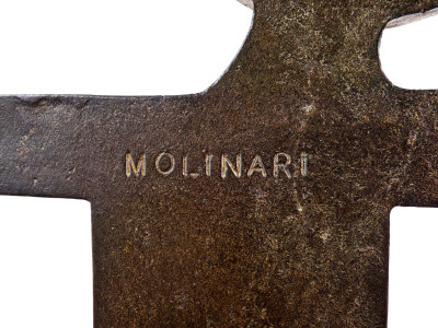 Scultura in bronzo di Mario MOLINARI. Figura con ruote e pistone. Italia, Anni 60/70