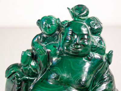 Buddha sorridente in malachite, con figure di bambini, basamento in legno. Cina