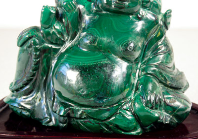 Buddha sorridente in malachite, con figure di bambini, basamento in legno. Cina